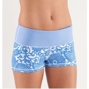 Lululemon Boogie Beachy Floral Blue White Shorts
